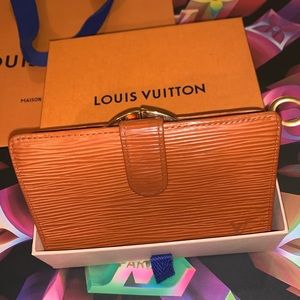 AUTHENTICATED LOUIS VUITTON EPI WALLET